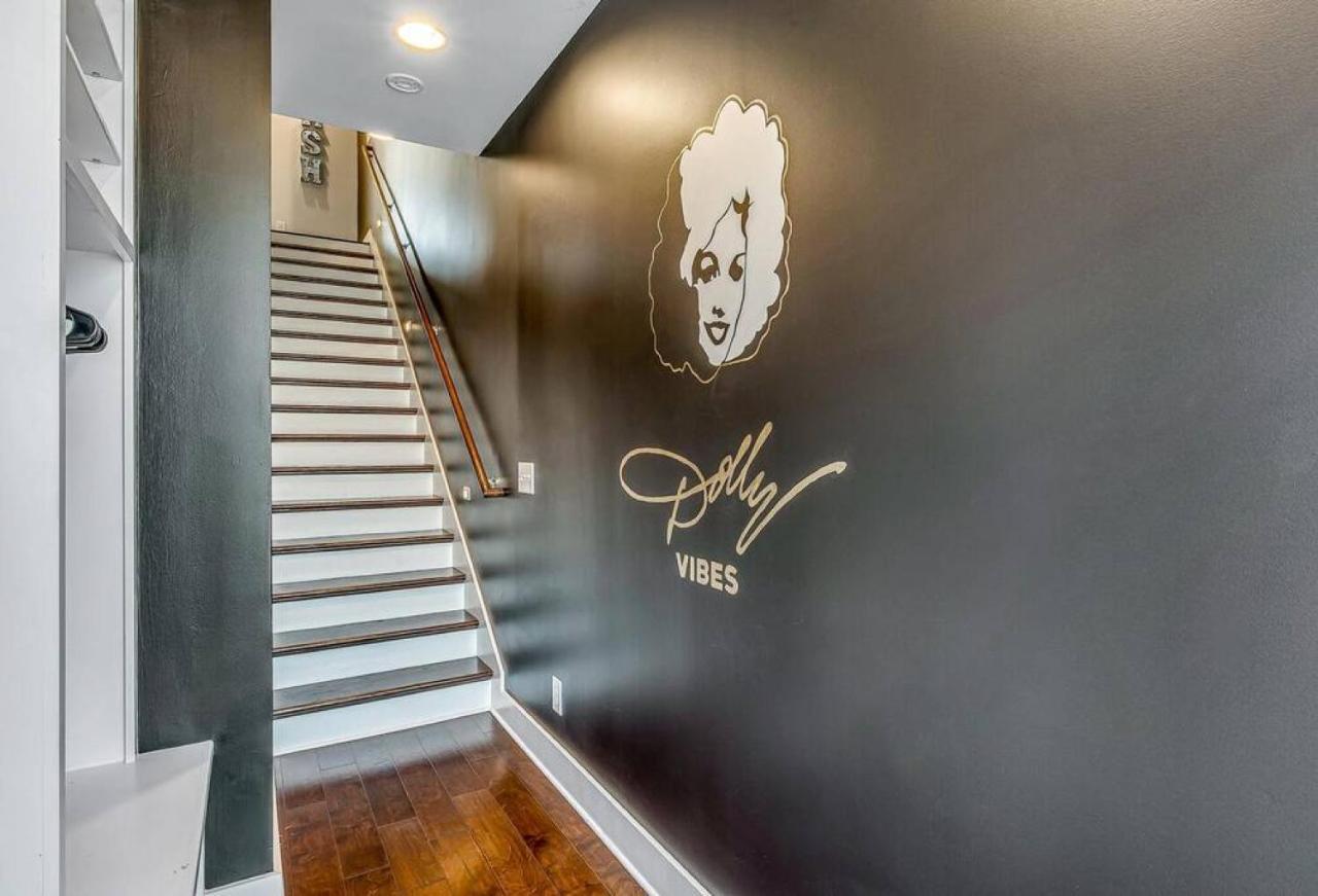 Big New And Modern With Skyline View Mural And Ping Pong Nashville Exterior photo
